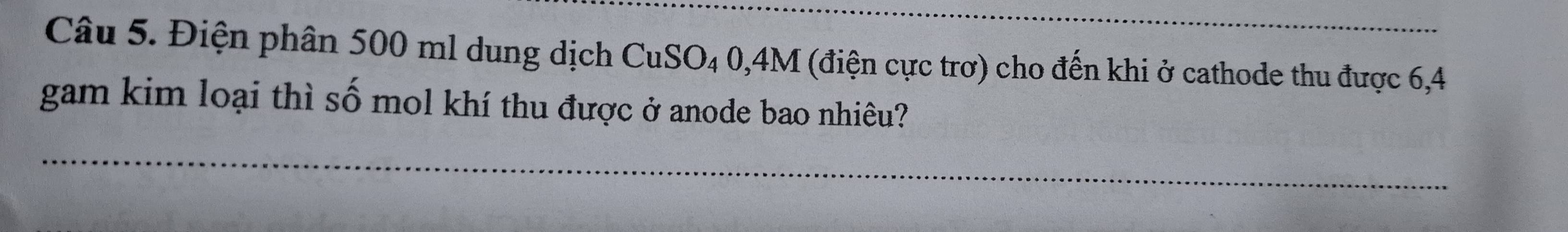 Điện phân 500 ml dung dịch CuSO₄ 0,4M (điện cực trơ) cho đến khi ở cathode thu được 6,4
gam kim loại thì số mol khí thu được ở anode bao nhiêu?