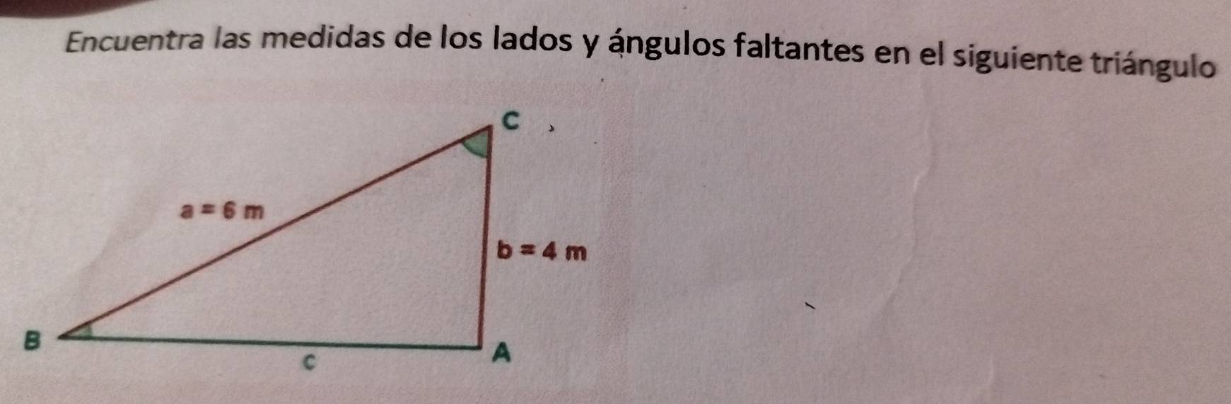 Encuentra las medidas de los lados y ángulos faltantes en el siguiente triángulo