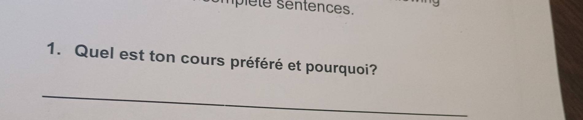 impléte sentences. 
1. Quel est ton cours préféré et pourquoi? 
_