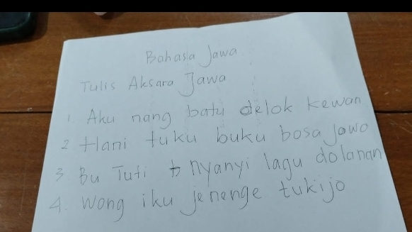 Bahasa Jawa 
Tulls Aksara Jawa 
"Aku nong batù delok kewan 
2 Hani tuku buku bosa lowo 
3 Bu Tuti t nyanyi lagu dolenan 
4. Wong iku Jenange takijo