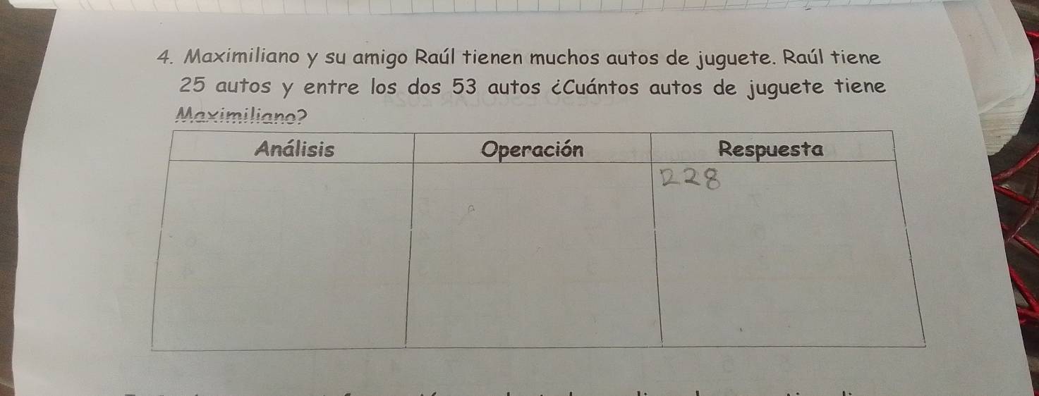 Maximiliano y su amigo Raúl tienen muchos autos de juguete. Raúl tiene
25 autos y entre los dos 53 autos ¿Cuántos autos de juguete tiene 
Maximiliano?