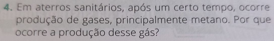 Em aterros sanitários, após um certo tempo, ocorre 
produção de gases, principalmente metano. Por que 
ocorre a produção desse gás?