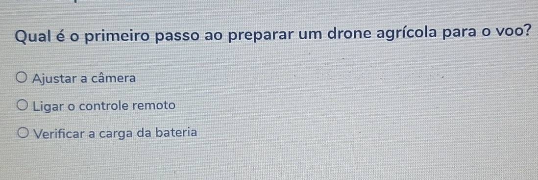 Qual é o primeiro passo ao preparar um drone agrícola para o voo?
Ajustar a câmera
Ligar o controle remoto
Verificar a carga da bateria