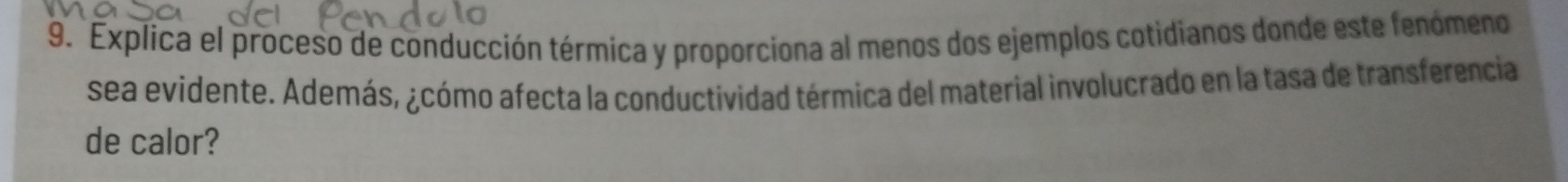 Explica el proceso de conducción térmica y proporciona al menos dos ejemplos cotidianos donde este fenómeno 
sea evidente. Además, ¿cómo afecta la conductividad térmica del material involucrado en la tasa de transferencia 
de calor?