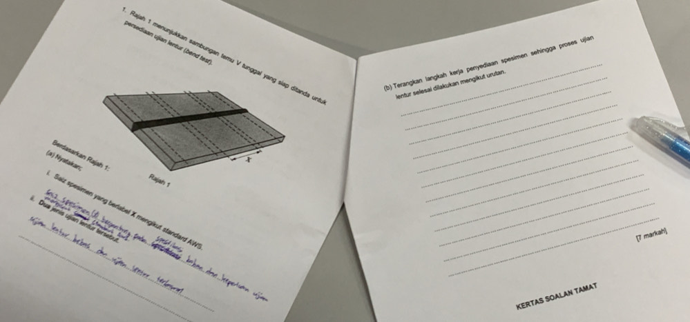 versediaan ujian lentur (bend test 
Rajah 1 menunjukkan sambungan temu V tunggal yangnda un__ 
_ 
(b) Terangkan langkah kerja penyediaan spesimen sehingga proses ujiar 
lentur selesai dilakukan mengikut urutan. 
_ 
_ 
Berdasarkan 
(α) Nyatakanı; 
_ 
_ 
_ 
_ 
_ 
_ 
_ 
Saiz spesimen yang berlabel X mengikut standard AW 
Dua jénis ujian lentur tersebu__ 
_ 
[7 markah] 
_ 
_ 
KERTAS SOALAN TAMAT