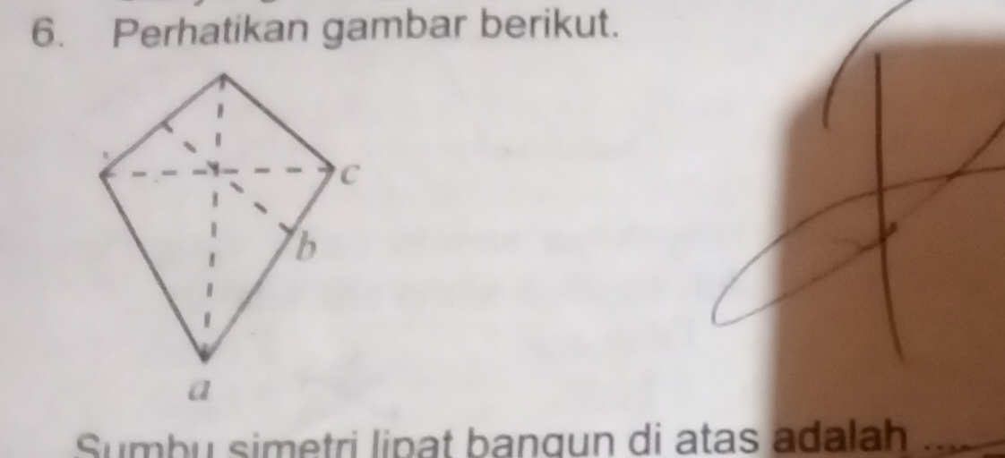 Perhatikan gambar berikut. 
Sumbu simetri lipat bangun di atas adalah