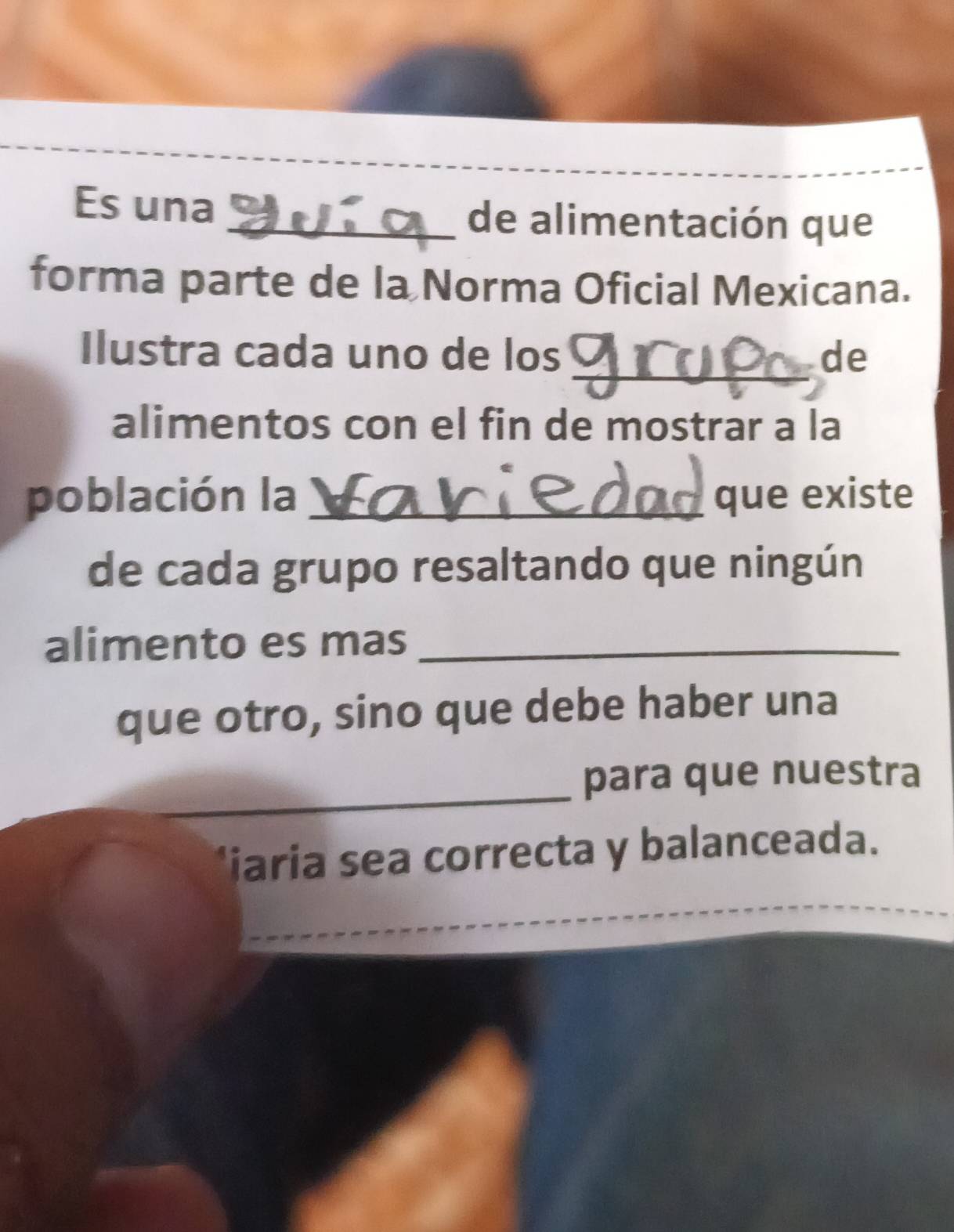 Es una _de alimentación que 
forma parte de la Norma Oficial Mexicana. 
_ 
Ilustra cada uno de los de 
alimentos con el fin de mostrar a la 
población la _que existe 
de cada grupo resaltando que ningún 
alimento es mas_ 
que otro, sino que debe haber una 
_ 
para que nuestra 
*iaria sea correcta y balanceada.