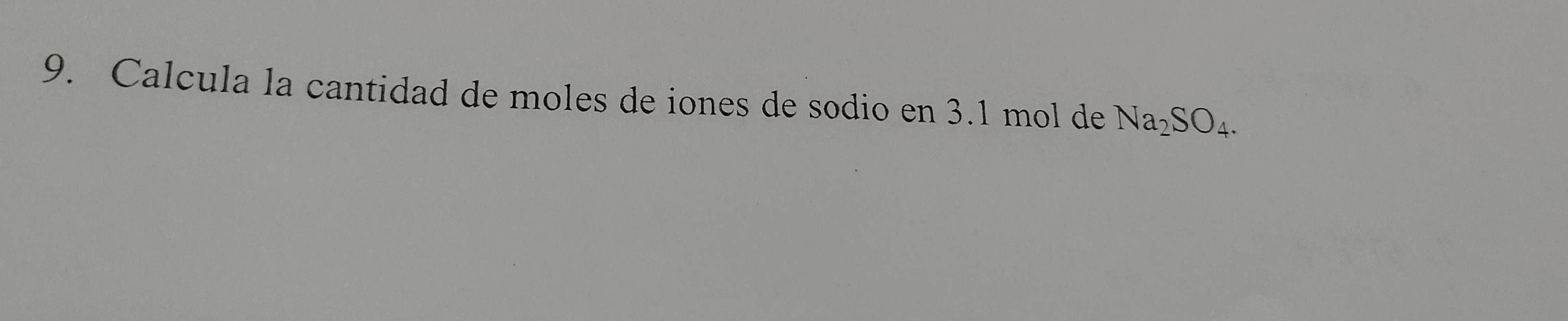 Calcula la cantidad de moles de iones de sodio en 3.1 mol de Na_2SO_4.