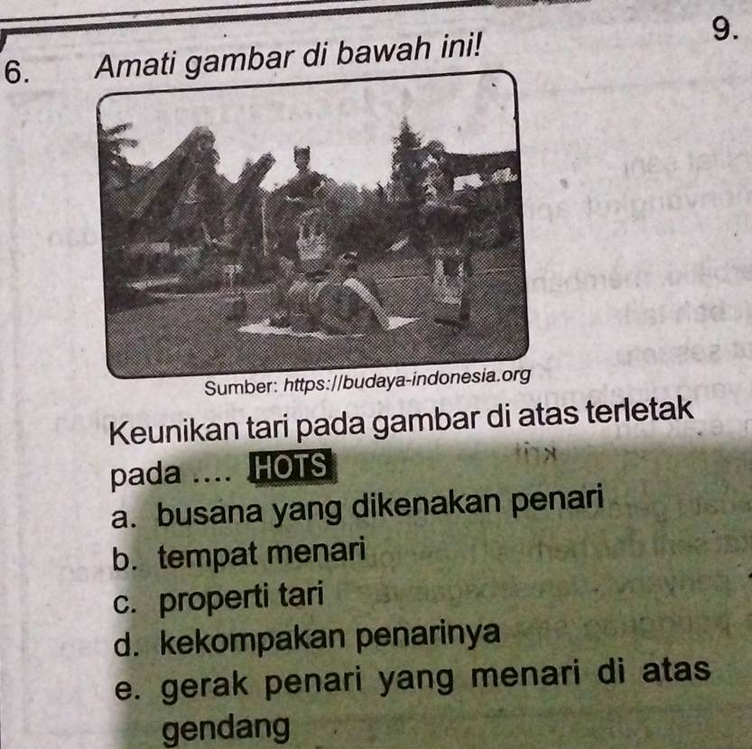 gambar di bawah ini!
Sumber:
Keunikan tari pada gambar di atas terletak
pada .... .HOTS
a. busana yang dikenakan penari
b. tempat menari
c. properti tari
d. kekompakan penarinya
e. gerak penari yang menari di atas
gendang