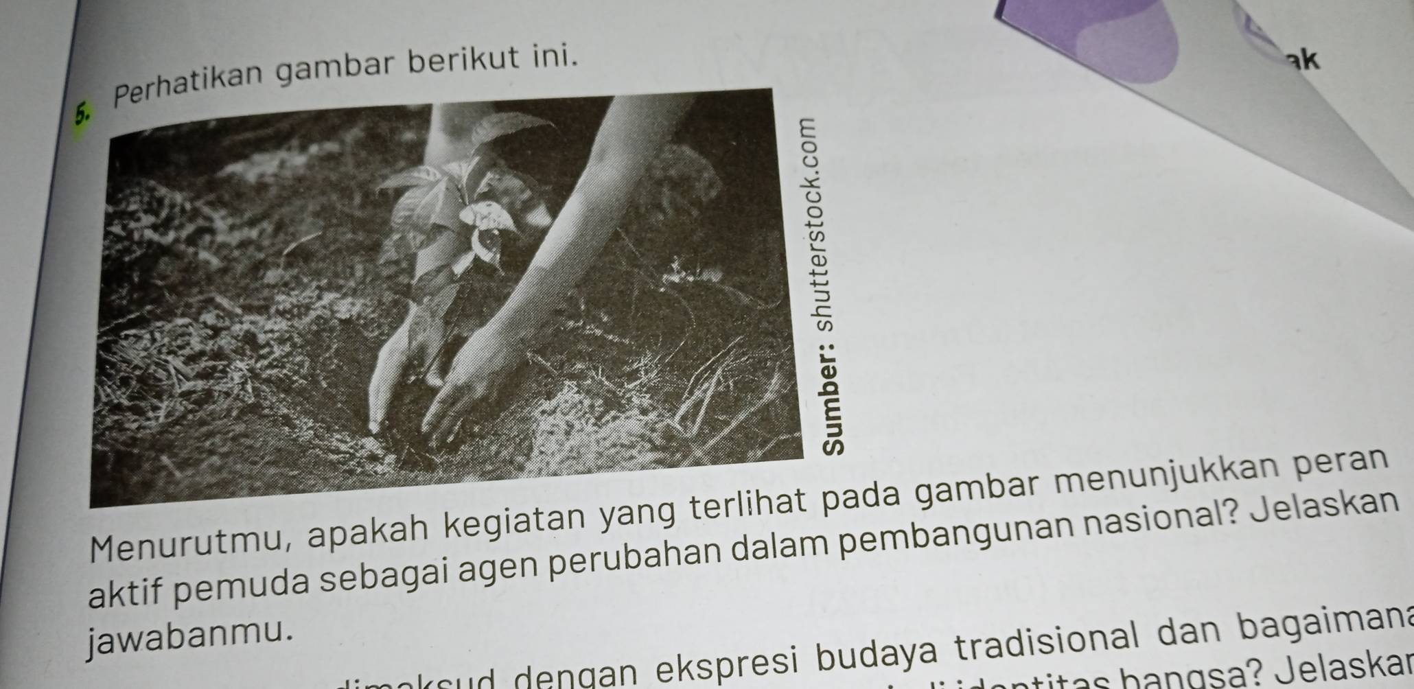 kan gambar berikut ini. 
ak 
Menurutmu, apakah kegiatan yana gambar menunjukkan peran 
aktif pemuda sebagai agen perubahan dalam pembangunan nasional? Jelaskan 
jawabanmu. 
e g n spresi budaya tradisional dan bagaiman : 
ái as h an g sa ? J elaskar