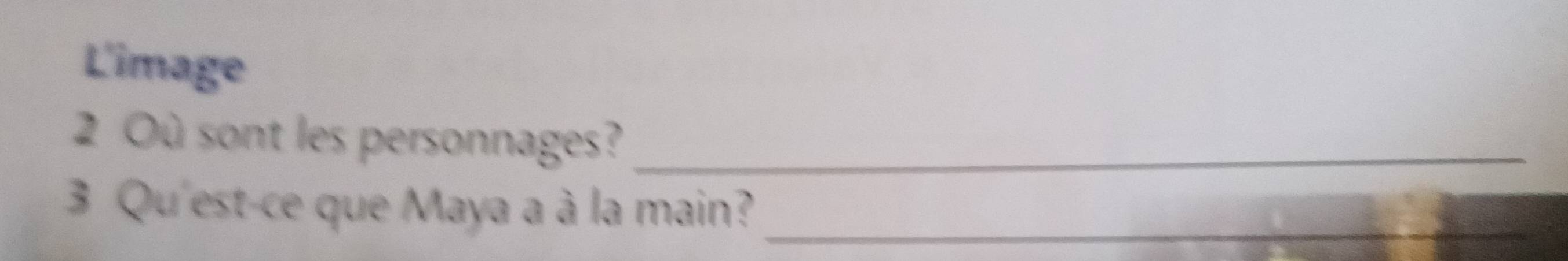 L'image 
2 Où sont les personnages?_ 
_ 
3 Qu'est-ce que Maya a à la main?