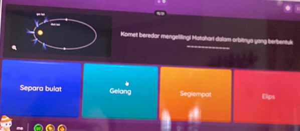 Komet beredar mengelilingi Matahari dalam orbitnya yang berbentuk
Separa bulat Gelang Segiempat Elips