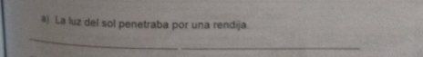 #) La luz del sol penetraba por una rendija. 
_