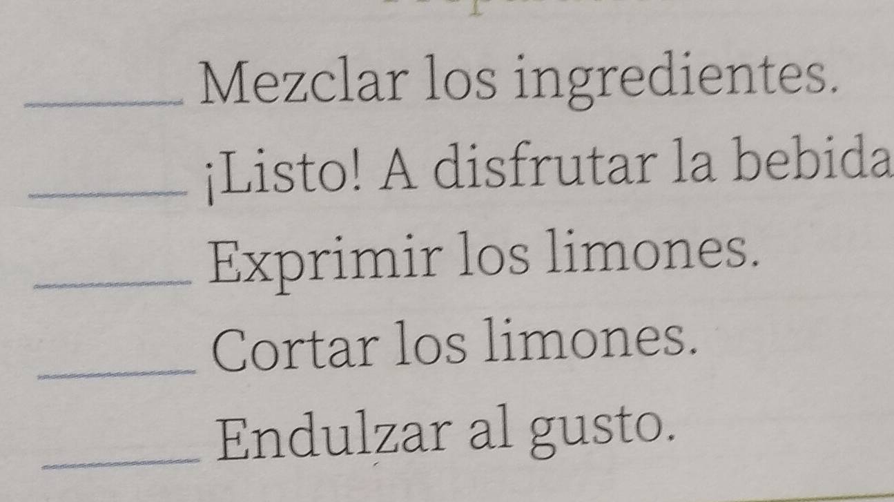 Mezclar los ingredientes. 
_¡Listo! A disfrutar la bebida 
_Exprimir los limones. 
_Cortar los limones. 
_Endulzar al gusto.