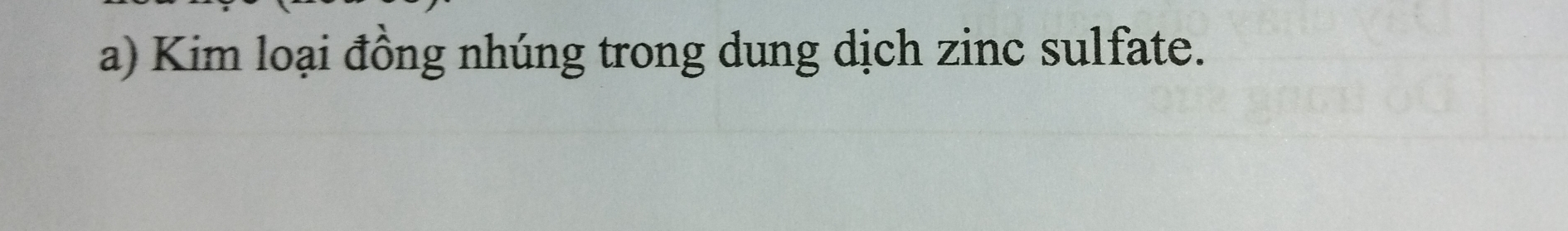 Kim loại đồng nhúng trong dung dịch zinc sulfate.