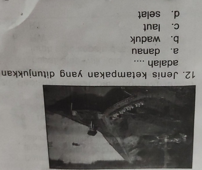 Jenis ketampakan yang ditunjukkan
adalah ....
a. danau
b. waduk
c. laut
d. selat