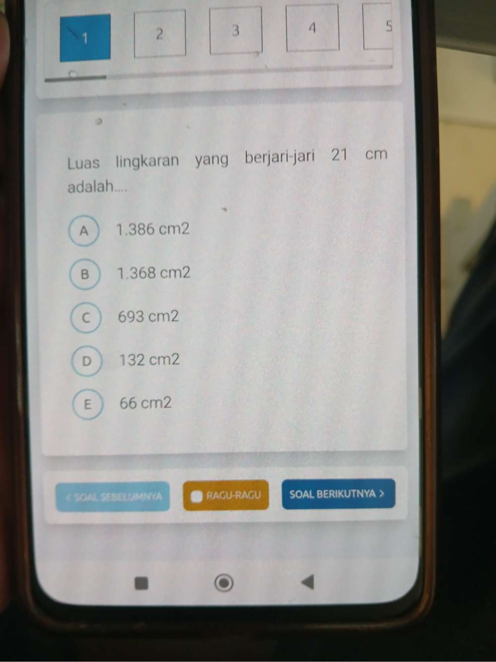 1
2
3
4
5
Luas lingkaran yang berjari-jari 21 cm
adalah....
A  1.386 cm2
B) 1.368 cm2
C  693 cm2
D ) 132 cm2
E 66 cm2 < SOAL SEBELUMNYA RAGU-RAGU SOAL BERIKUTNYA >