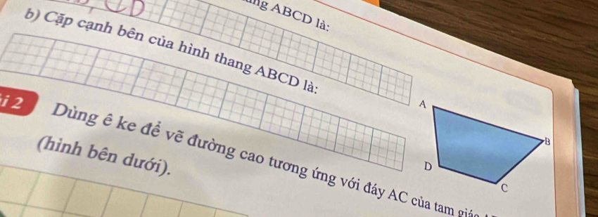 ìg ABCD là: 
b Cặp cạnh bên của hình thang ABCD là 
i 2 
(hình bên dưới). 
Dùng ê ke đề vẽ đường cao tương ứng với đáy AC của tam pị