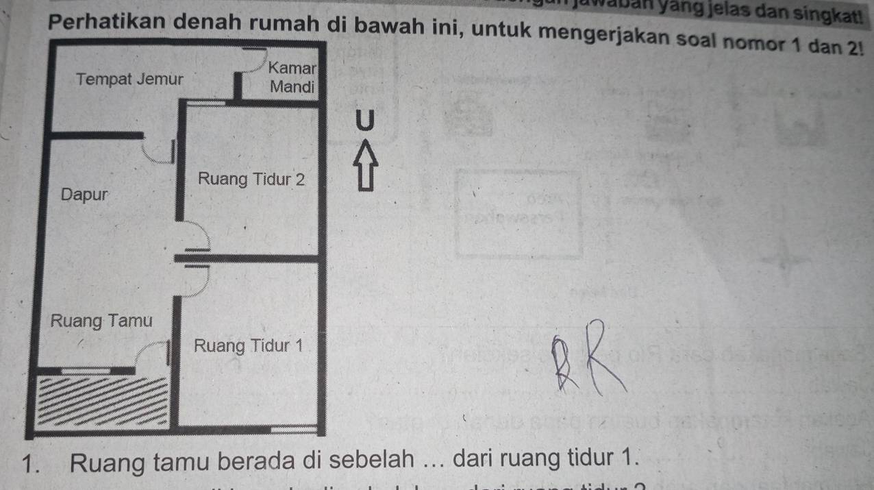 awaban yang jelas dan singkat! 
Perhatikan denah rumah di bawh ini, untuk mengerjakan soal nomor 1 dan 2! 
1. Ruang tamu berada di sebelah ... dari ruang tidur 1.