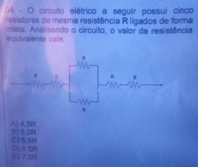 circuito elétrico a seguir possui cinco
resistores de mesma resistência R ligados de forma
mista. Analisando o circuito, o valor da resistência
equivalente vale:
A) 4,5R
B) 5,0R
C) 5,5R
D) 6,0R
E) 7,0R