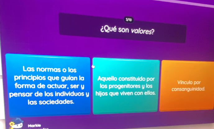 3/10 
¿Qué son valores? 
Las normas o los 
principios que guían la Aquello constituido por Vínculo por 
forma de actuar, ser y los progenitores y los 
pensar de los individuos y hijos que viven con ellos. consanguinidad. 
Ias sociedades. 
Markie