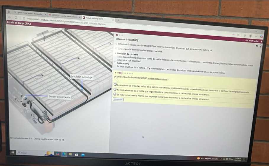 gmal escar sesión - Rpuenda * CTS 5 - Cunmta mueva (Estudtio x Estado de Carga (SOG) 
https://cbta53.electude.com/icn202530gdbf0703b7/modufe_3232_12336302_23408341 
Estado de Carga (SOC) 
stado de Carga (SOC) 
ELECTUD 
? 
l Estado de Carga de una batería (SOC) se reñere a la cantidad de energía que almacena una batería HV. 
l SOC se puede determinar de distíntas maneras. 
Medición de corriente 
deferminar con exactitud. 
Tanto las corrientes de entrada como de salida de la batería se monitorean confinuamente. La canfidad de energía consumida o almacenada se puede 
Gráfico Ah/V 
Se mide el voltaje de la batería HV y su temperatura. La cantidad de energía en la batería HV entonces se puede estimar 
Como se puede determinar el SOC, midiendo la comiente 
La corriente de entrada y salida de la batería se monitorea continuamente; esto se puede utilizar para determinar la cantidad de energía almacenada 
Se mide el voltaje de la celda, que se puede utilizar para determinar la cantidad de energía almacenada. 
* Se mide la resistencia interna, que se puede utilizar para determinar la cantidad de energía almacenada. 
Comprsta 
# Electude Beheer B.V - Última modificación:2024-05-15 
t 
NC Mevorm slea ānn。 
ACTEC<