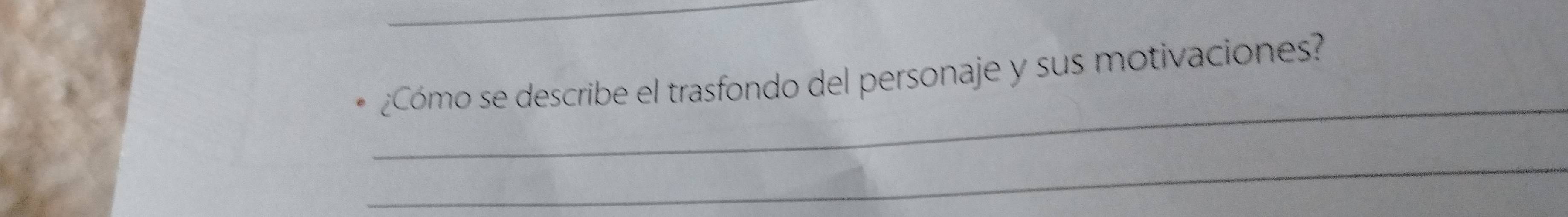 ¿Cómo se describe el trasfondo del personaje y sus motivaciones? 
_