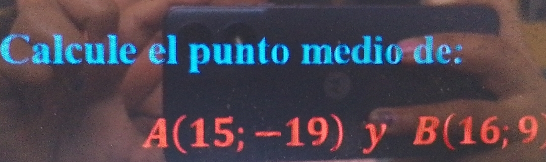 Calcule el punto medio de:
A(15;-19) y B(16;9