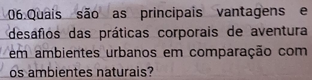 Quais são as principais vantagens e 
desáfios das práticas corporais de aventura 
em ambientes urbanos em comparação com 
os ambientes naturais?