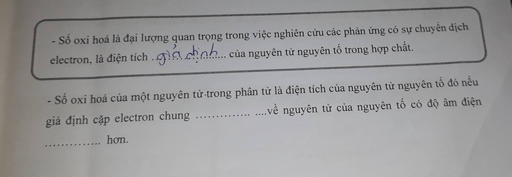 Số oxi hoá là đại lượng quan trọng trong việc nghiên cứu các phản ứng có sự chuyển dịch 
electron, là điện tích ._ của nguyên tử nguyên tố trong hợp chất. 
- Số oxi hoá của một nguyên tử trong phân tử là điện tích của nguyên tử nguyên tố đó nếu 
giả định cặp electron chung __nvề nguyên tử của nguyên tố có độ âm điện 
_hơn.