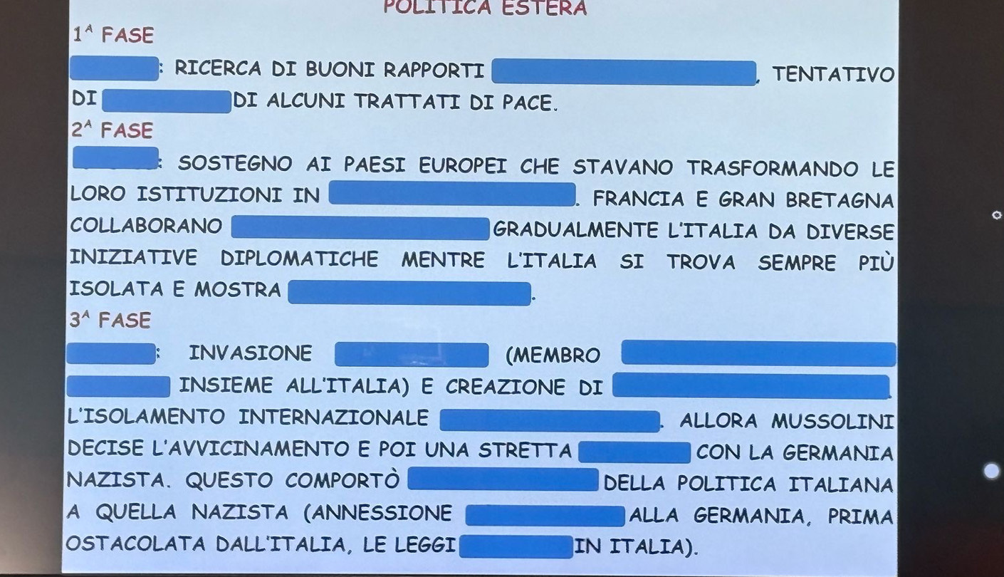 POLITICA ESTERA
1^A FASE 
: RICERCA DI BUONI RAPPORTI TENTATIVO 
DI DI ALCUNI TRATTATI DI PACE.
2^A FASE 
SOSTEGNO AI PAESI EUROPEI CHE STAVANO TRASFORMANDO LE 
LORO ISTITUZIONI IN FRANCIA E GRAN BRETAGNA 
COLLABORANO GRADUALMENTE L'ITALIA DA DIVERSE 
INIZIATIVE DIPLOMATICHE MENTRE L'ITALIA SI TROVA SEMPRE PIÜ 
ISOLATA E MOSTRA
3^(wedge) FASE 
INVASIONE (MEMBRO 
INSIEME ALL'ITALIA) E CREAZIONE DI 
L'ISOLAMENTO INTERNAZIONALE ALLORA MUSSOLINI 
DECISE L'AVVICINAMENTO E POI UNA STRETTA CON LA GERMANIA 
NAZISTA. QUESTO COMPORTÒ DELLA POLITICA ITALIANA 
A QUELLA NAZISTA (ANNESSIONE ALLA GERMANIA, PRIMA 
OSTACOLATA DALL'ITALIA, LE LEGGI IN ITALIA).