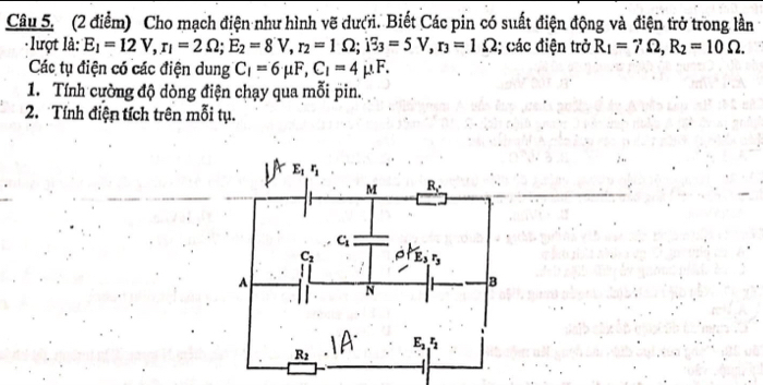 Cho mạch điện như hình vẽ dưới. Biết Các pin có suất điện động và điện trở trong lần
lượt là: E_1=12V,r_1=2Omega ;E_2=8V,r_2=1Omega ;i% _3=5V,r_3=1Omega :; các điện trở R_1=7Omega ,R_2=10Omega .
Các tụ điện có các điện dung C_1=6mu F,C_1=4mu F.
1. Tính cường độ dòng điện chạy qua mỗi pin.
2. Tính điện tích trên mỗi tụ.