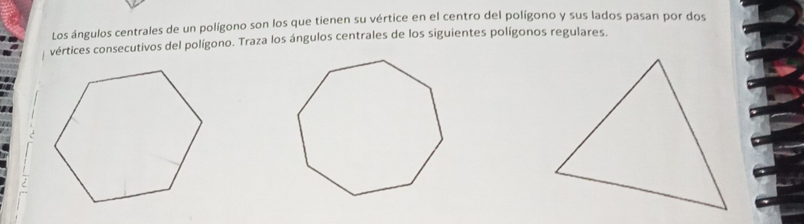 Los ángulos centrales de un polígono son los que tienen su vértice en el centro del polígono y sus lados pasan por dos 
vértices consecutivos del polígono. Traza los ángulos centrales de los siguientes polígonos regulares.