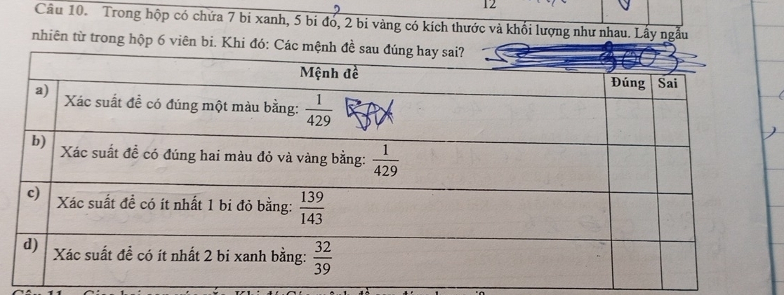 Cầu 10. Trong hộp có chứa 7 bi xanh, 5 bi đó, 2 bi vàng có kích thước và khối lượng như nhau. Lấy ngẫu
nhiên từ trong hộp 6 viên bi. Khi đó: