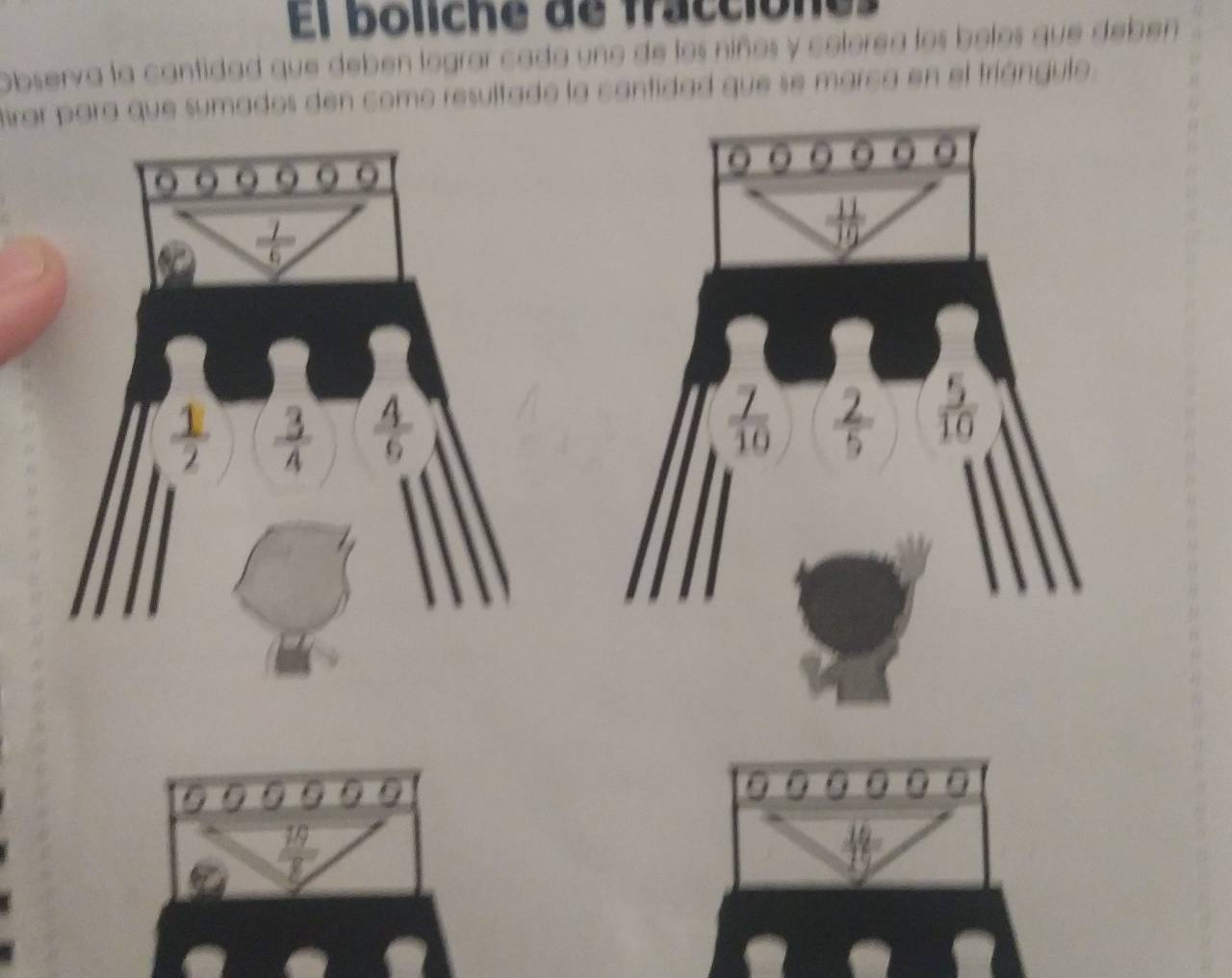 El boliche de fracciones 
Observa la cantidad que deben lograr cada uno de los niños y colorea los bolos que deben 
Mirar para que sumados den como resultado la cantidad que se marca en el triángulo 
O ◎ 。 。
 7/6 
 11/12 
 1/2   3/4   4/6 
 7/10   2/5   5/10 
q