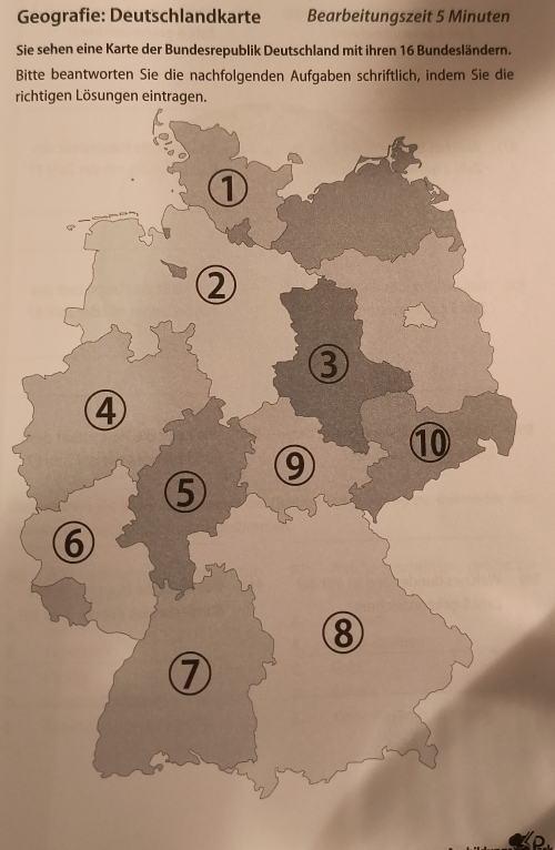 Geografie: Deutschlandkarte Bearbeitungszeit 5 Minuten
Sie sehen eine Karte der Bundesrepublik Deutschland mit ihren 16 Bundesländern. 
Bitte beantworten Sie die nachfolgenden Aufgaben schriftlich, indem Sie die 
rich