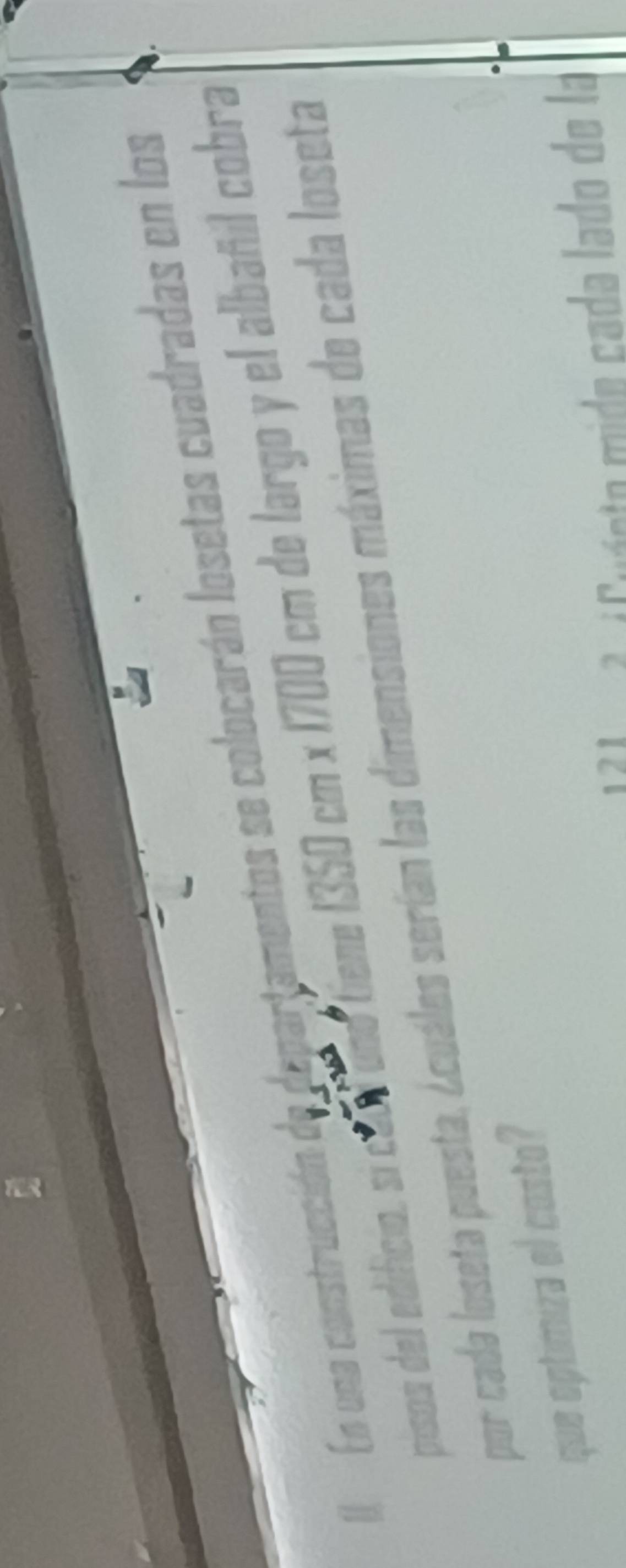 En una construcción de departamentos se colocarán losetas cuadradas en los 
piso de ificio s Gene 1350 cm x 1700 cm de largo y el albañil cobra 
por cada loseta puesta, ¿cuáles serían las dimensiones máximas de cada loseta 
que optimiza el casto? 
2 Suéete mido cada lado de la