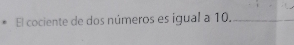 El cociente de dos números es igual a 10.