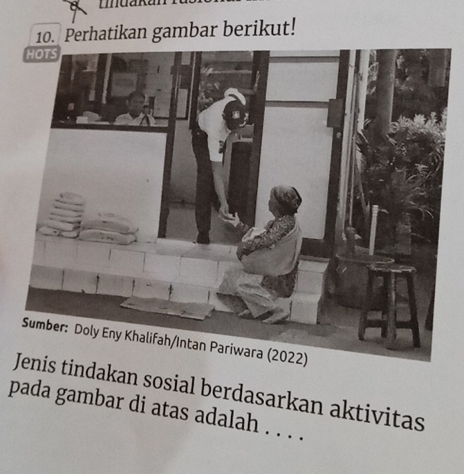 a 
10. Perhatikan gambar berikut! 
dakan sosial berdasarkan aktivitas 
pada gambar di atas adalah . . . .