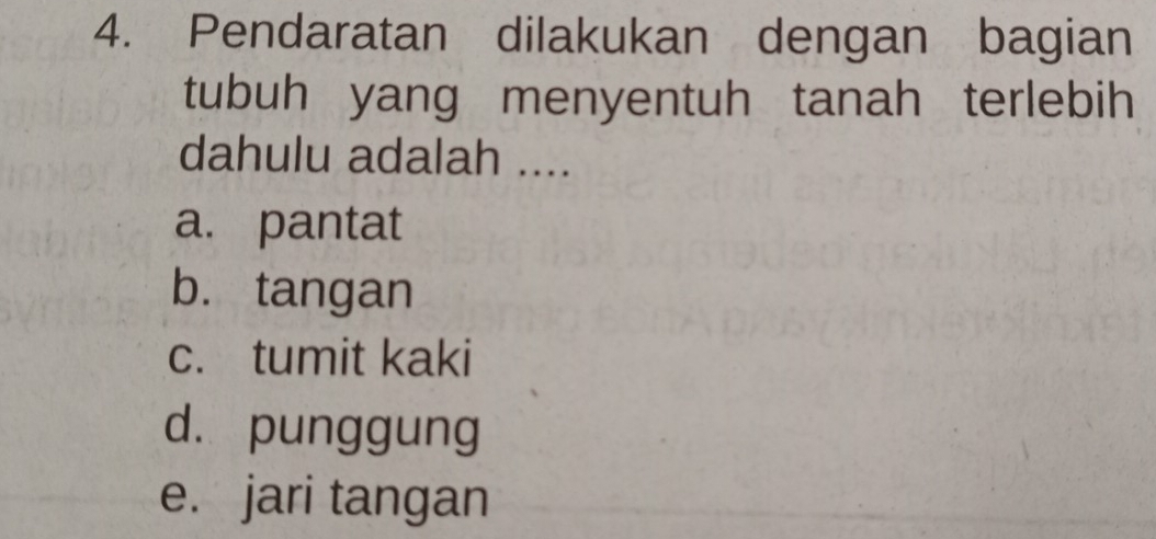 Pendaratan dilakukan dengan bagian
tubuh yang menyentuh tanah terlebih
dahulu adalah ....
a. pantat
b. tangan
c. tumit kaki
d. punggung
e. jari tangan