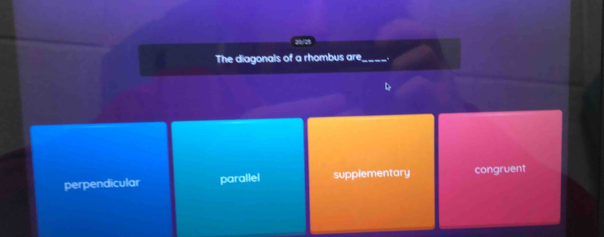 The diagonals of a rhombus are_ 、
perpendicular parallel supplementary congruent