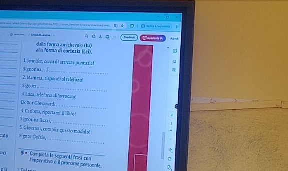 re e t e nbp cgag| e le ni te noncher ons owioad ens oca à fa cloia 
Camduik @ Amtatente I Arnã 
_ 
daila forma amichevole (tu) 
alla forma di cortesia (Lei). 
1. Jennifer, cerca di arrivare puntuale! 
_ 
Signorina, . .1 
2. Marma, rispondi al telefono! 
Signora,_ 
3. Luca, telefona all'avocato! 
_ 
Donor Giovanardi, 
4. Carlotta, riportami il libro! 
J 
_ 
Signorina Buzzi, 
5. Giovanni, compīla questo modulo! 
_ 
cato Signor Golzio, 
_ 
/) 5 • Completa le seguenti frasi con_ 
C 
l'imperativo e il pronome personale. 
più 
D.
