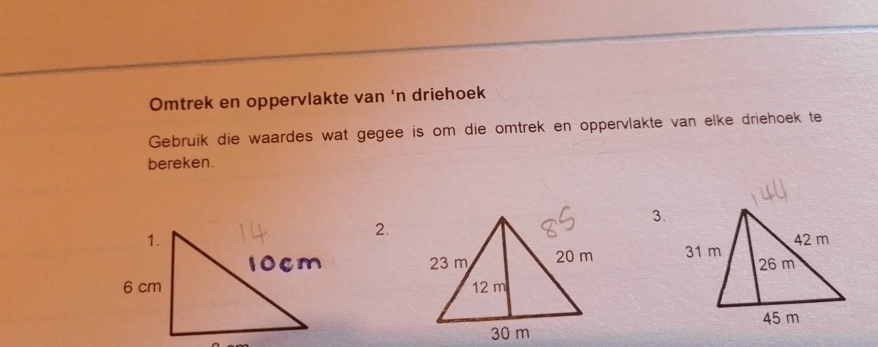 Omtrek en oppervlakte van ‘n driehoek 
Gebruik die waardes wat gegee is om die omtrek en oppervlakte van elke driehoek te 
bereken. 
3. 
2.