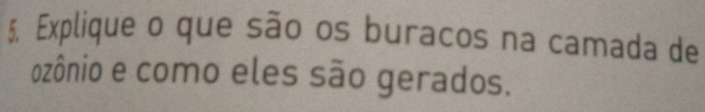 Explique o que são os buracos na camada de 
ozônio e como eles são gerados.