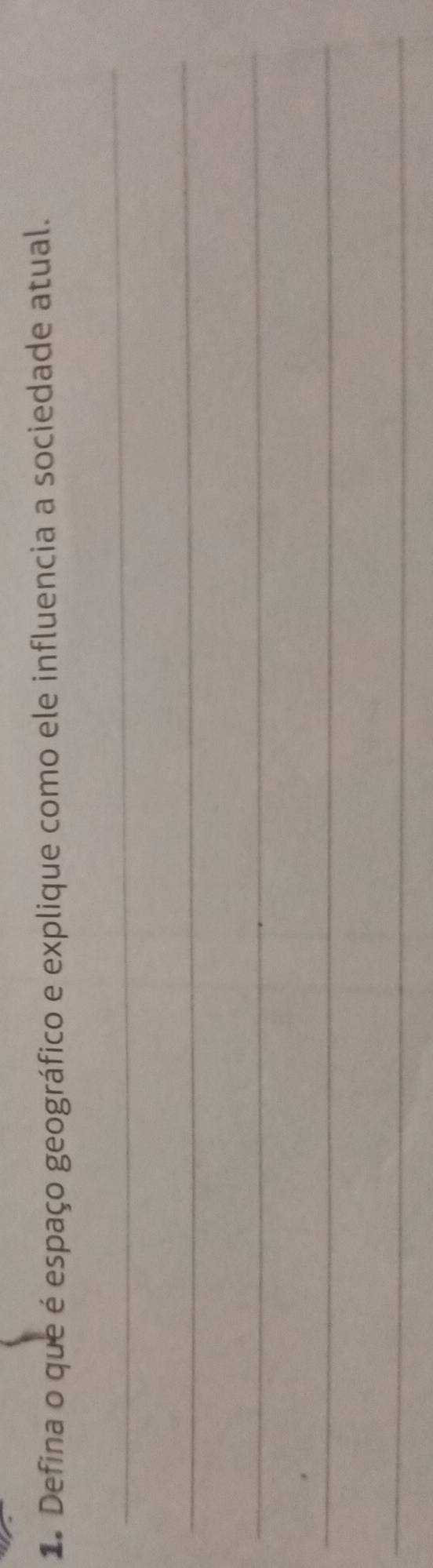 Defina o que é espaço geográfico e explique como ele influencia a sociedade atual. 
_ 
_ 
_ 
_ 
_