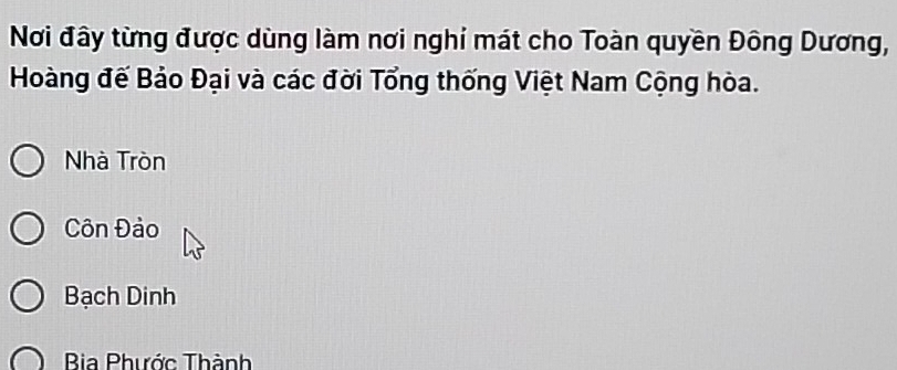 Nơi đây từng được dùng làm nơi nghỉ mát cho Toàn quyền Đông Dương,
Hoàng đế Bảo Đại và các đời Tổng thống Việt Nam Cộng hòa.
Nhà Tròn
Côn Đảo
Bạch Dinh
Bia Phước Thành