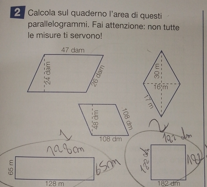 Calcola sul quaderno l'area di questi 
parallelogrammi. Fai attenzione: non tutte 
le misure ti servono!