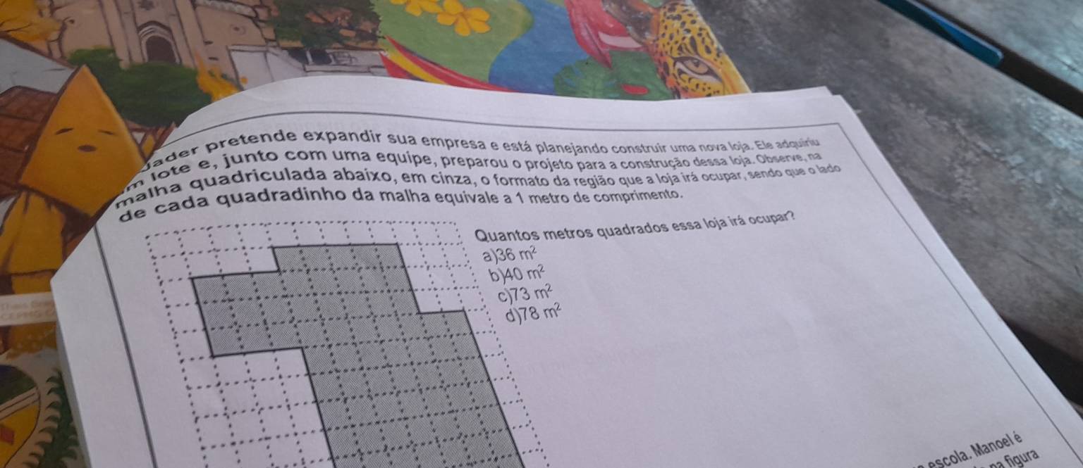 a der pretende expandir sua empresa e está planejando construir uma nova loja. Ele adquiriu
、 lote e, junto com uma equipe, preparou o projeto para a construção dessa loja. Observe, na
malha quadriculada abaixo, em cinza, o formato da região que a loja irá ocupar, sendo que o lado
de cada quadradinho da malha equivale a 1 metro de comprimento.
Quantos metros quadrados essa loja irá ocupar?
a) 36m^2
b 40m^2
C 73m^2
d 78m^2
escola. Manoel é
na figura