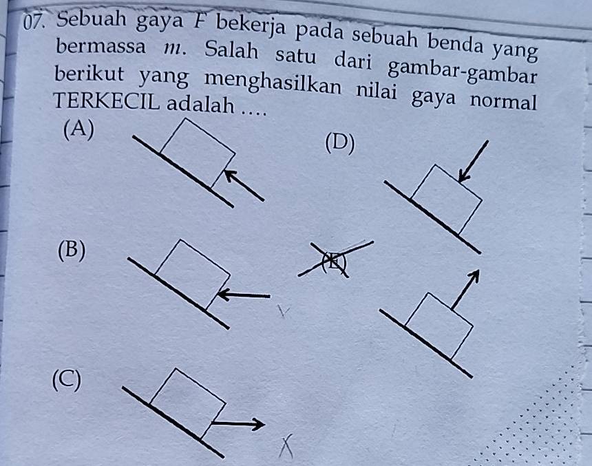 Sebuah gaya F bekerja pada sebuah benda yang
bermassa m. Salah satu dari gambar-gambar
berikut yang menghasilkan nilai gaya normal
TERKECIL adalah …
(A)
(D)
(B)
(C)