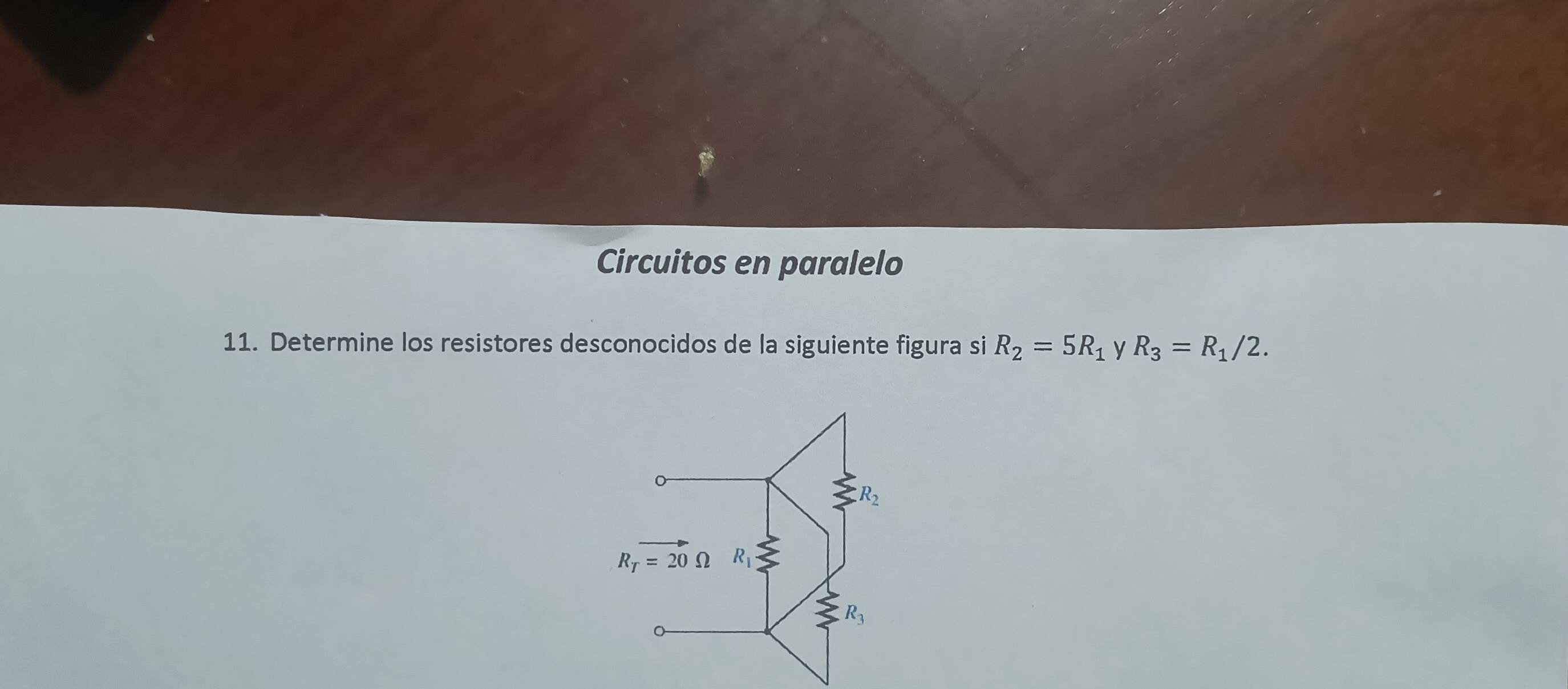 Circuitos en paralelo
11. Determine los resistores desconocidos de la siguiente figura si R_2=5R_1 y R_3=R_1/2.